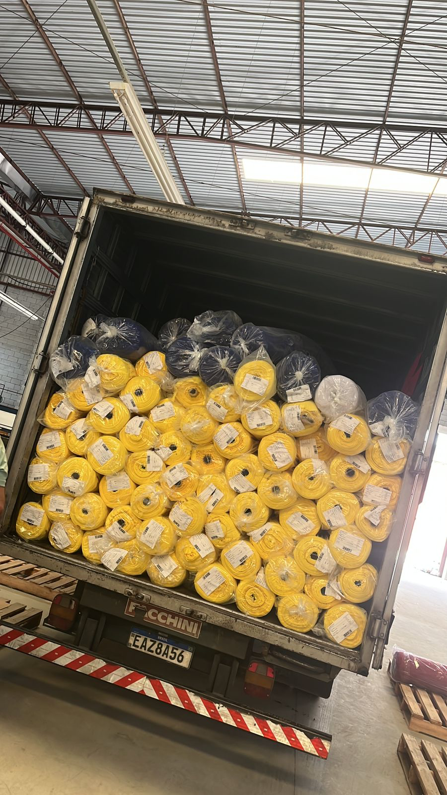 Caminhão DK Têxtil carregado com rolos de tecido